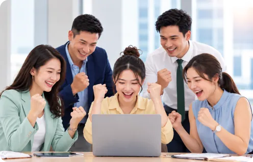Nhóm đồng nghiệp vui mừng trước màn hình máy tính